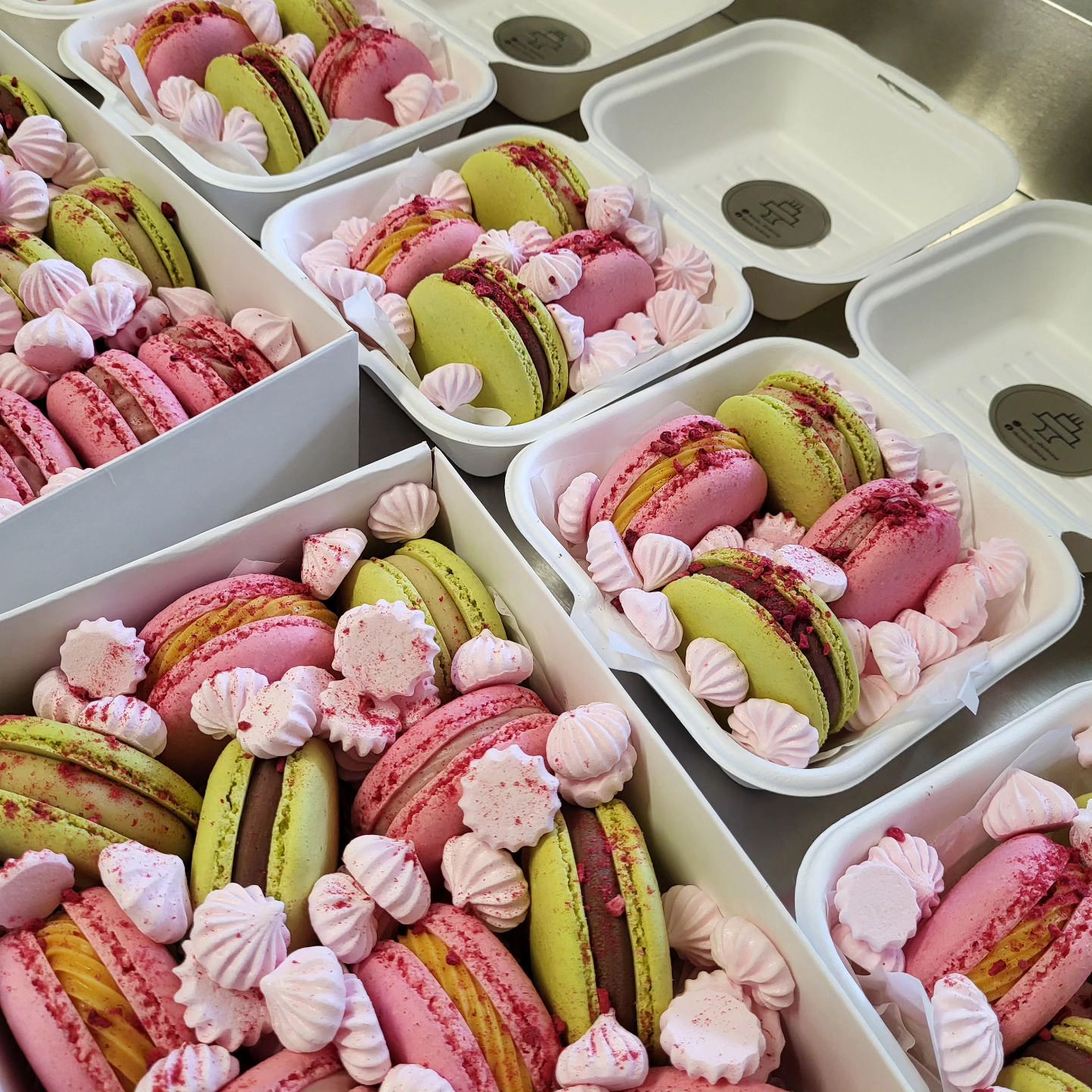 Macarons dovanų dėžutėje su raudonu kaspinu